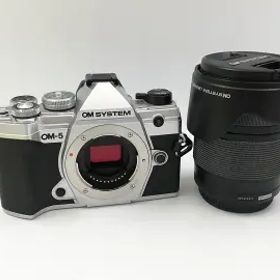 【中古】OM SYSTEM OM SYSTEM OM-5 14-150mm II レンズキット シルバー【大宮東口】保証期間１ヶ月【ランクB】